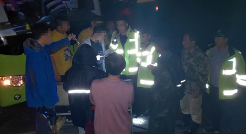 【法治热点早知道】一公司组织员工越野赛，为防作弊没收手机只给地图，致18人被困深山6人失联