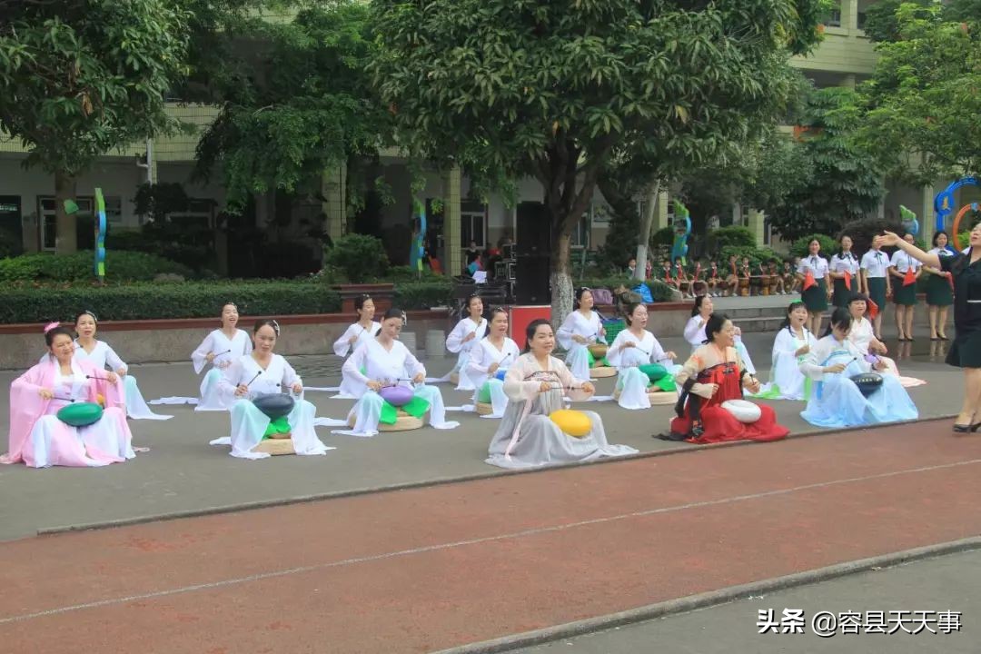3000多名师生传递国旗为祖国庆生,万名师生用歌声庆祝祖国华诞