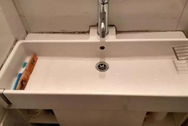 洗手台发霉，怎么办？老师傅教你一招，3秒统统清掉霉菌黑斑