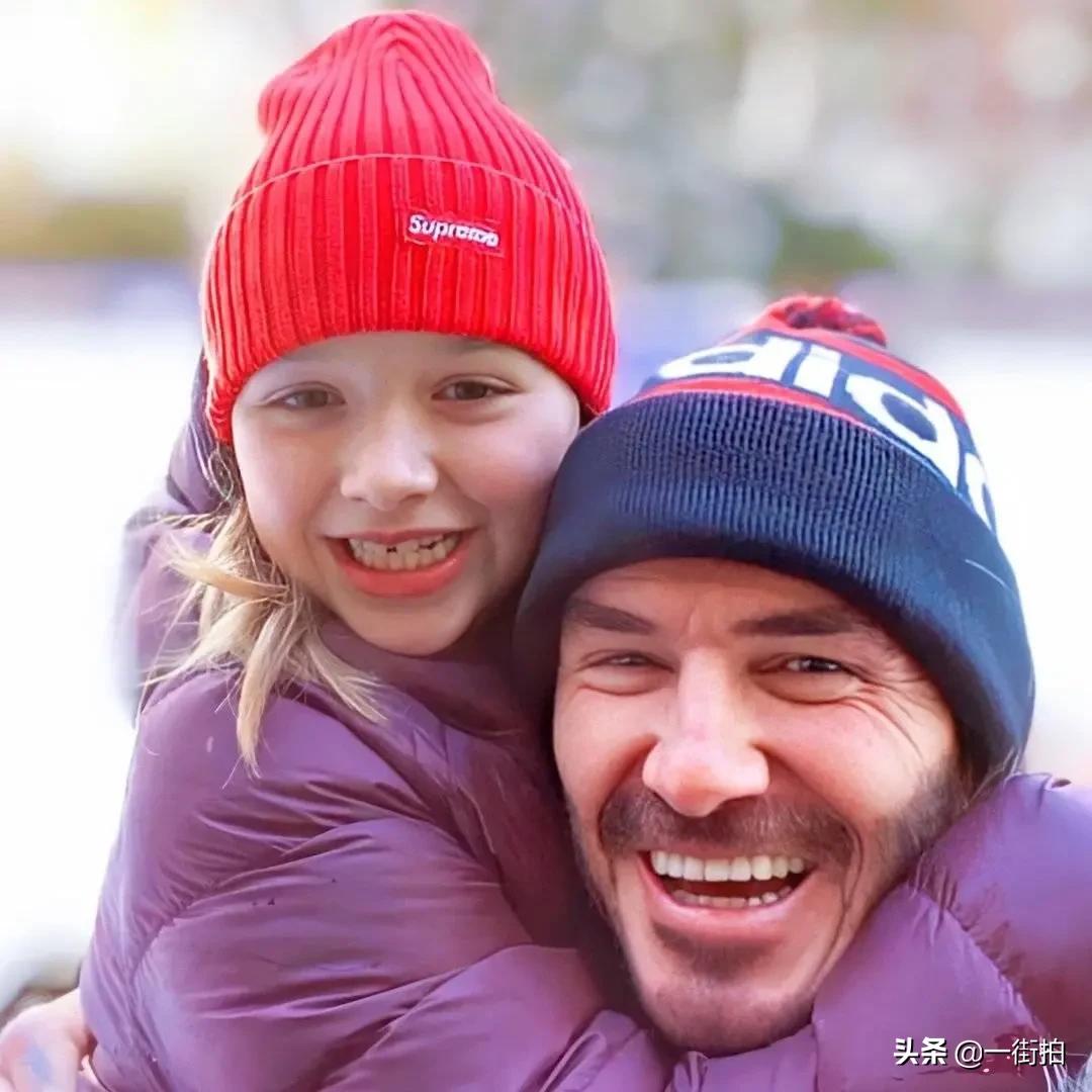 小七贝克汉姆小时候穿吊带裙,贝克汉姆与小七照片