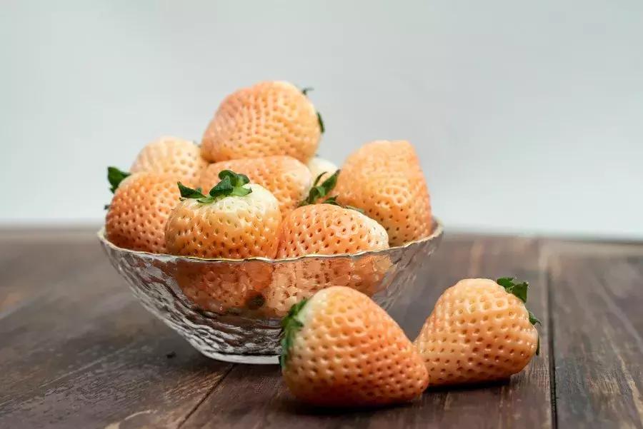 一下子吃了很多草莓,一下子吃了300g草莓