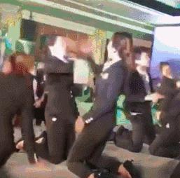 半裸、*舞艳**、排队与老板接吻……为了躲掉公司年会，我辞职了