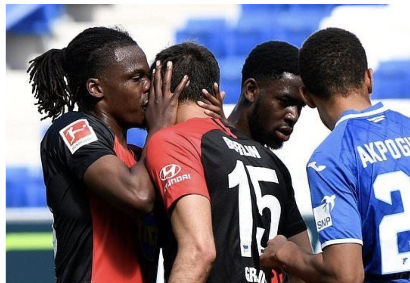 引争议，柏林赫塔为乌龙球拥抱庆祝，铁卫情不自禁亲队友脸颊