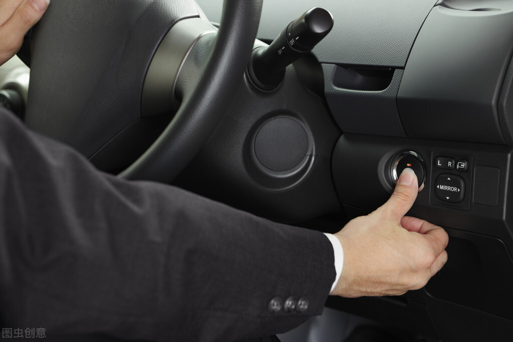 一键启动的车要都要踩刹车启动吗,一键启动的车要打火两次