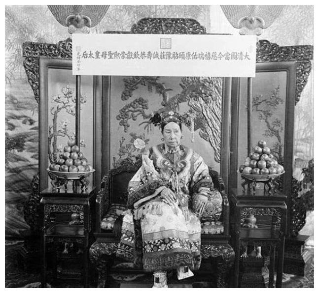 二郎腿为什么翘得很直,为什么翘二郎腿会脚往上翘