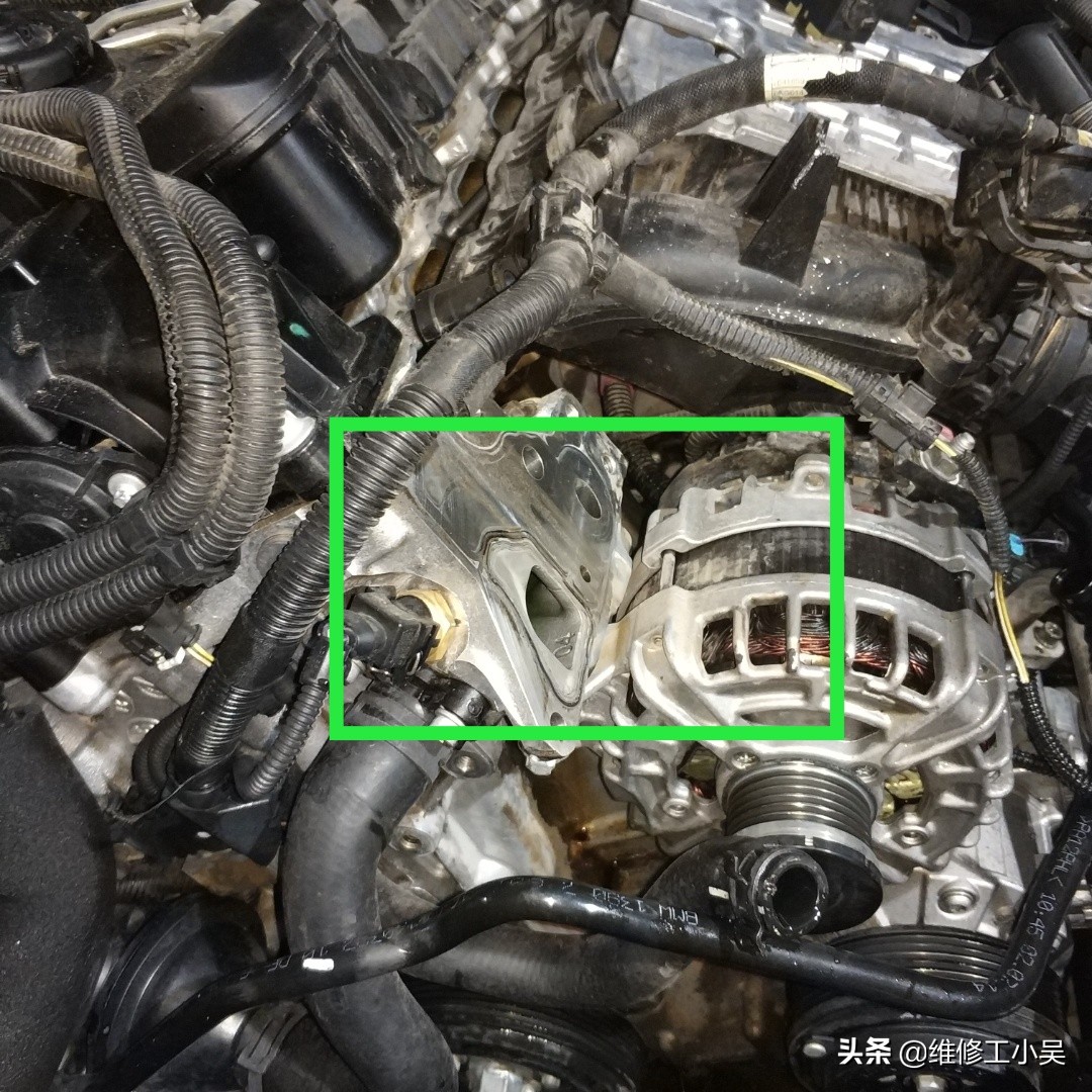 宝马525发动机漏油通病,宝马525跑了8000公里提示加机油