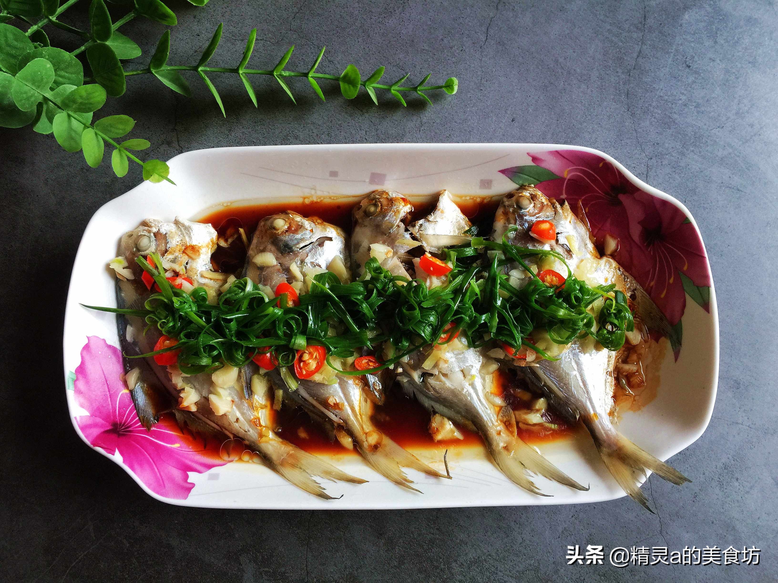 这才是清蒸鱼的正确做法鲜嫩可口,清蒸鱼该怎么做才能既入味又鲜嫩