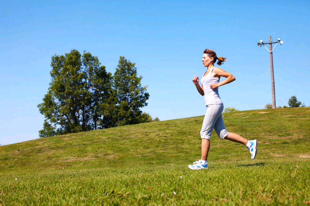 夏天天气热怎么跑步最好,在炎热的夏天怎样解暑