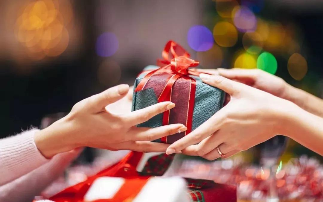 开红酒神器毫不费力的就开动了,有没有不用开瓶机打开红酒的方法