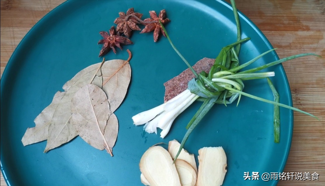 红烧肉炖土豆入口即化,红烧肉炖土豆软糯不油腻