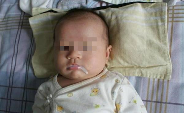 三个月宝宝喝完奶斜躺枕头睡觉,3个月宝宝吃完奶睡着了打响屁