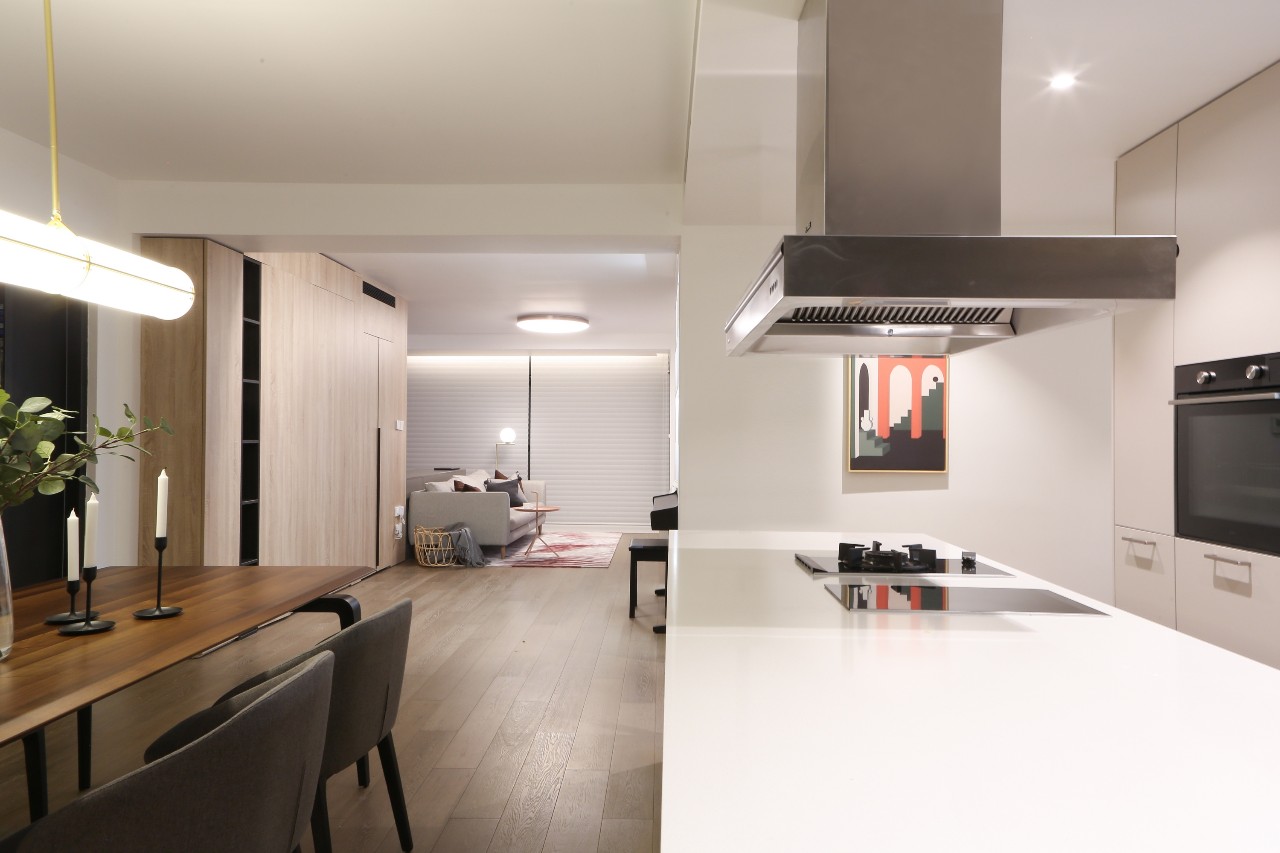 客厅阳台一体办公桌,主卧衣帽间加办公桌