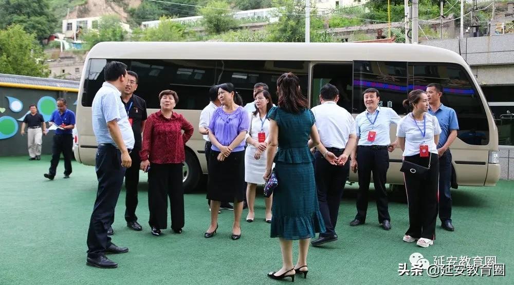 这个新扩建的学校太气派了,前来视察的领导赞不绝口