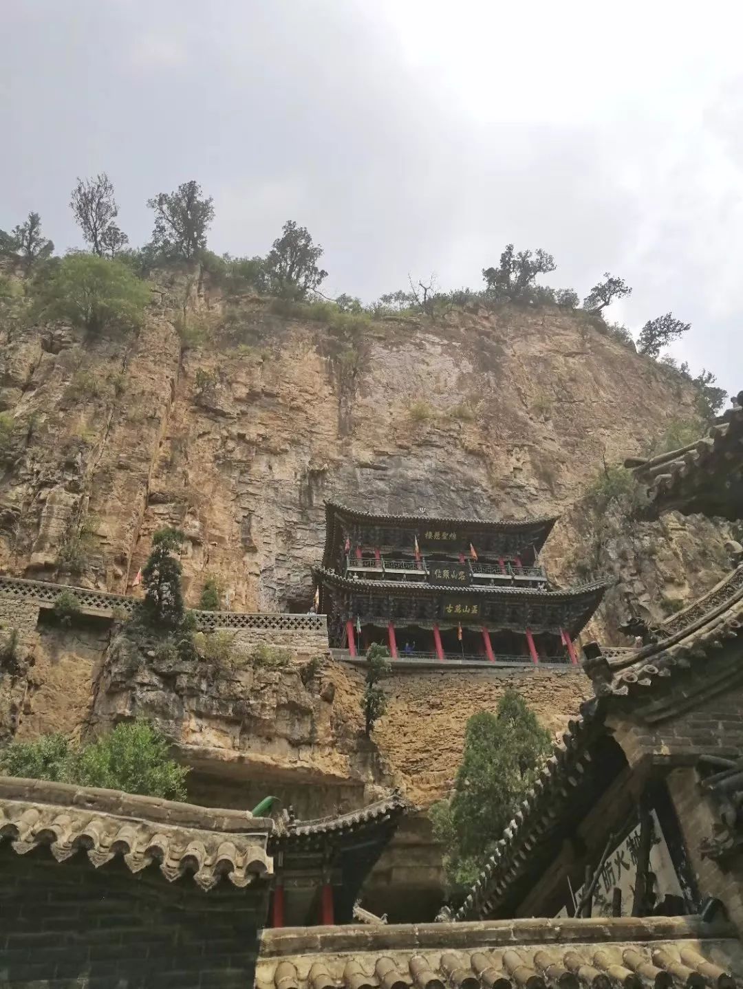 一座神人共栖的“煤都”