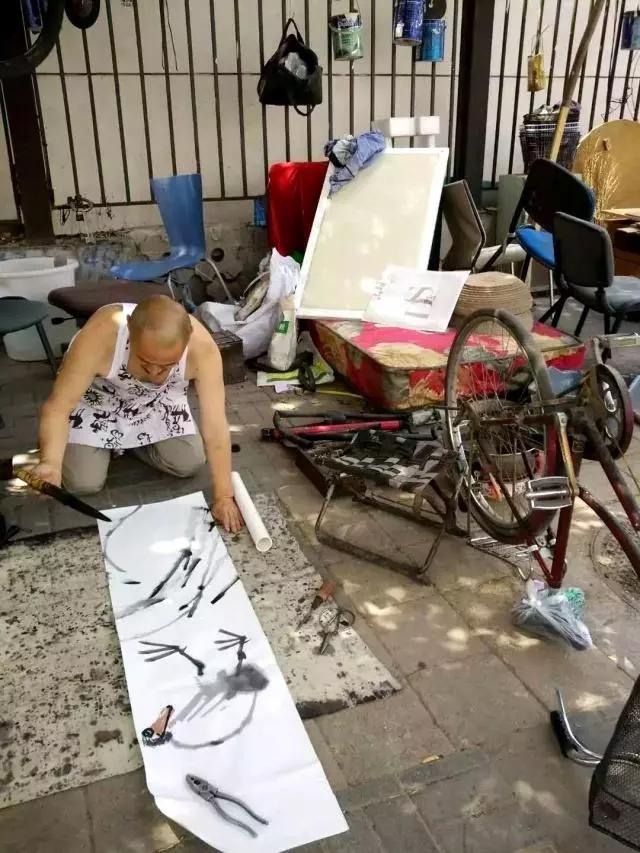 画家流水线作画,修车工人绘画