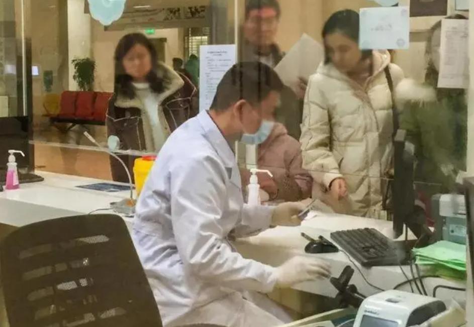 父母得知孩子高烧40多度,5岁孩子持续高烧40度3小时