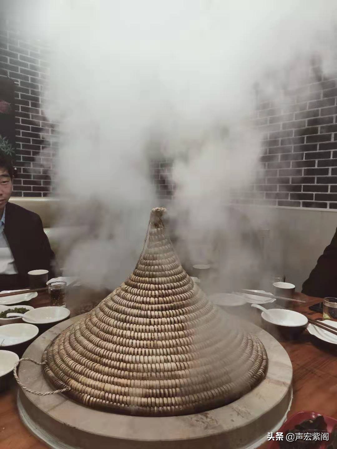 自主创业的他，曾经历10年听障人士语训，康复后领办渔捞天下开业