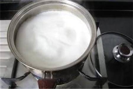 需要冷藏的鲜牛奶可以煮沸喝吗,买回来的牛奶可以加热吗