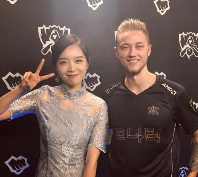 余霜和管泽元结婚uzi去了吗,余霜分手后热搜