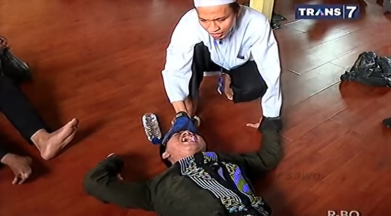 印尼视同性恋为精神疾病用驱魔术治疗，患者康复过程中行为怪异