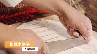 金灿灿的油条,金灿灿的油条一口一个爽爆了