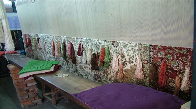 编织一块一块的拼接地毯视频,十分钟教你编织圆形地毯