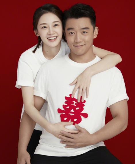 郑恺苗苗婚后首次同框,郑恺苗苗互相晒照庆祝结婚一周年