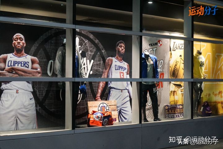 斯台普斯球馆雕像,斯台普斯中心门前的雕像