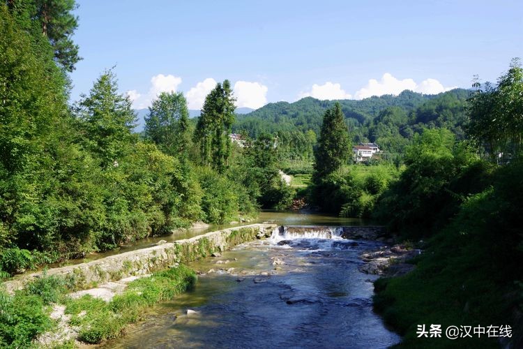 2020汉中水上表演,城固二里泼水