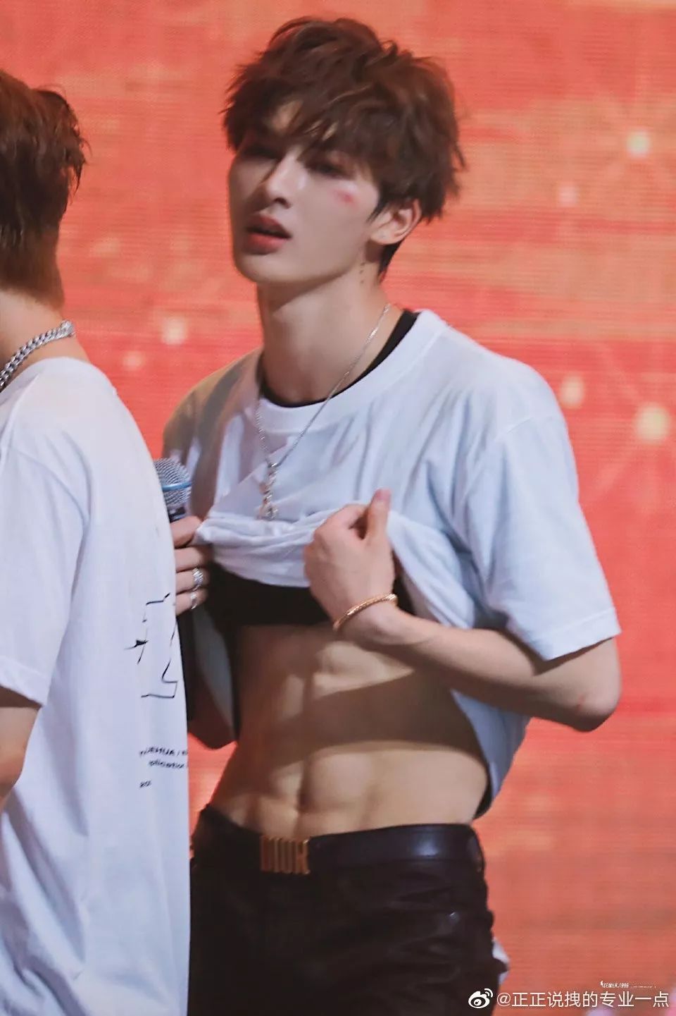 亲爱的热爱的韩商言腹肌,韩商言露出全部腹肌