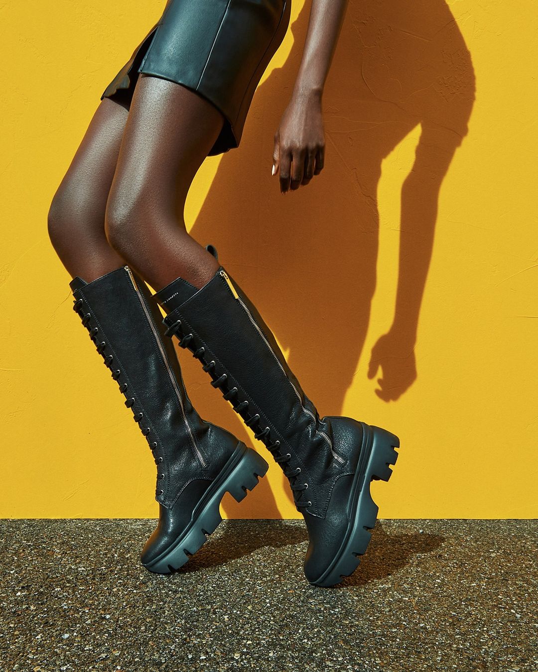 卡戴珊姐妹的性感演绎，1.5万GZ高跟鞋持久续航你的时尚感