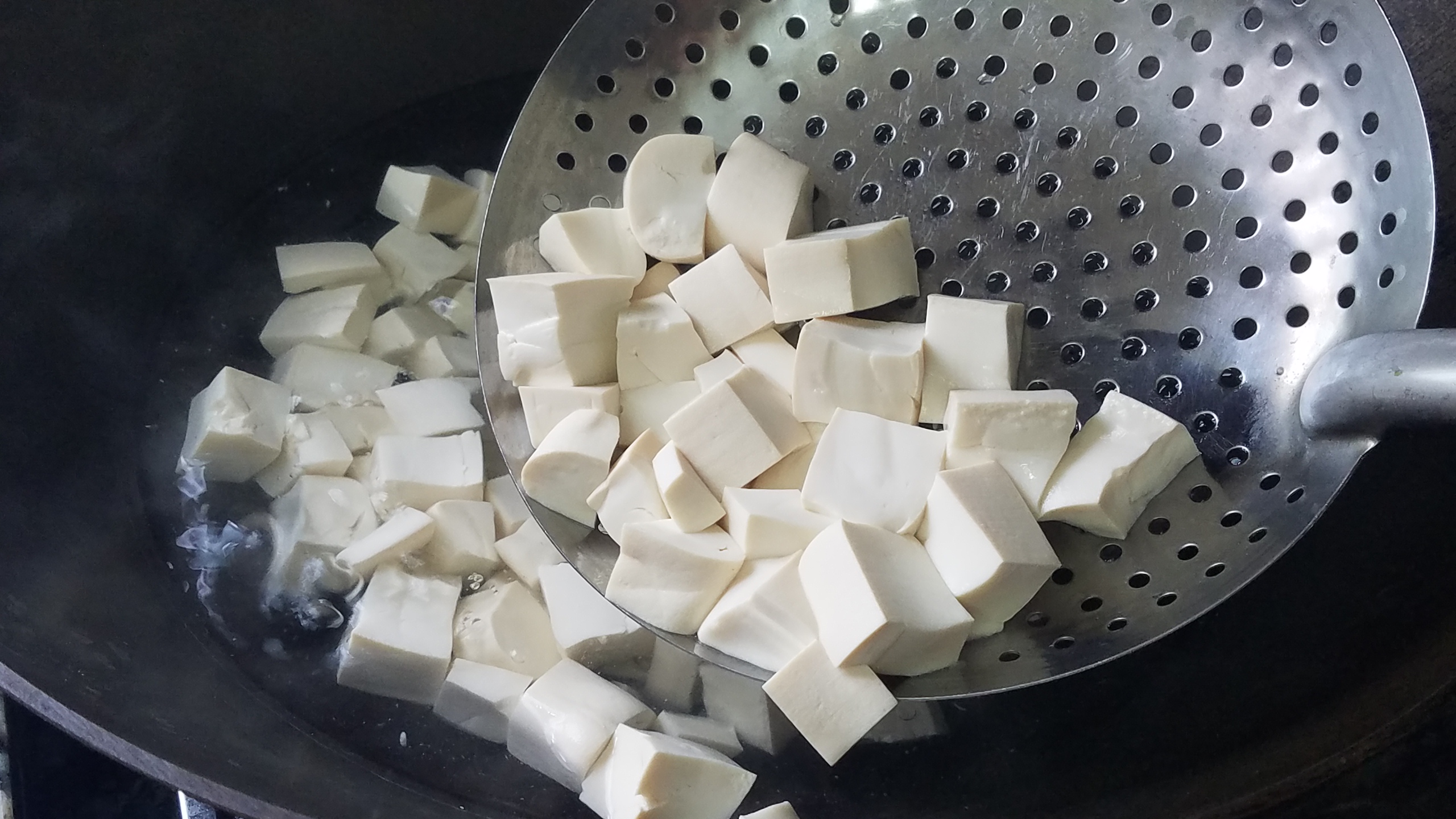 老东北美食虾仁豆腐家常做法,营养十足美味十足的虾仁豆腐