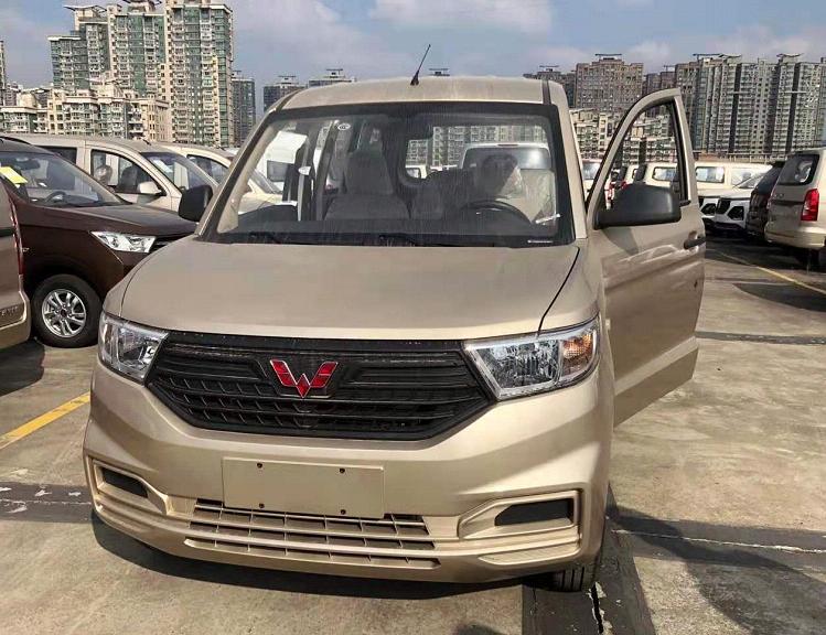 试驾白色五菱宏光v新款国六,五菱宏光v沉浸式看车