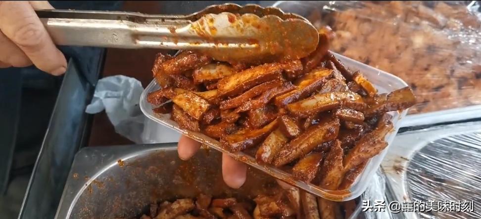 大爷在路边摆摊卖自制小吃,60岁大爷深夜摆摊卖小吃