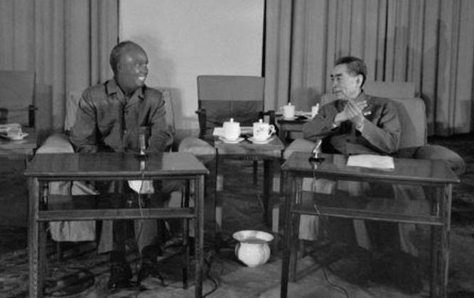 周总理最后2年，体重61斤平均40天一场手术，临终前苦等发妻