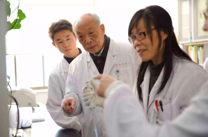 用*霜砒**治疗白血病,获未来科学大奖,96岁的王振义能等来诺奖吗