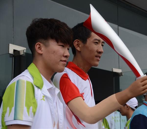 无臂高考少年彭超,无臂少年彭超