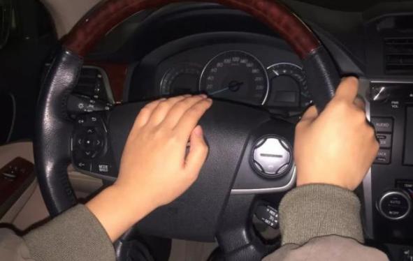 握方向盘的姿势能看出什么样的人,从握方向盘的姿势看人的性格