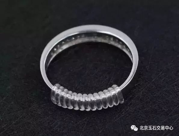 手镯买太小了用什么方法好戴,手镯太大怎么防止掉