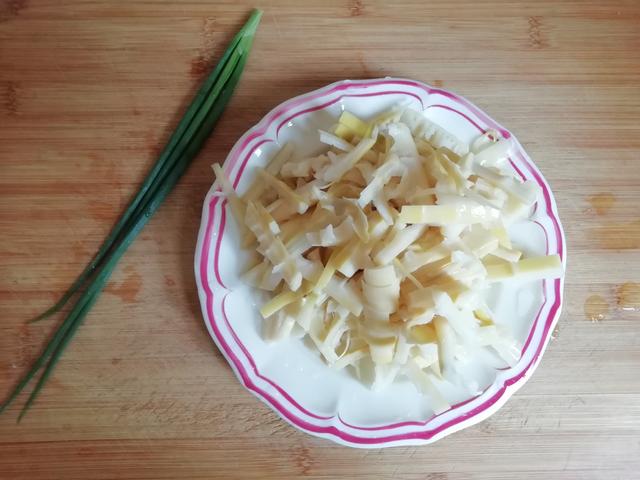 带皮新鲜小竹笋春笋怎么做才好吃,油焖春笋少油