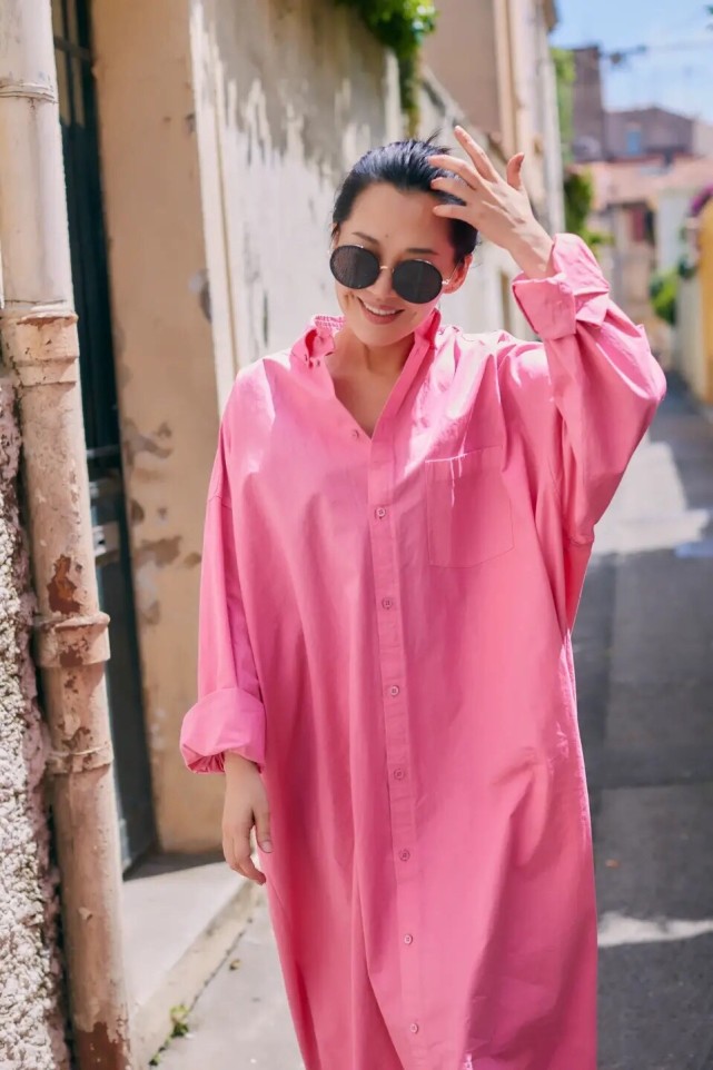 许晴穿着玫红色旅游鞋是啥牌子,许晴黑色长裙搭配图片