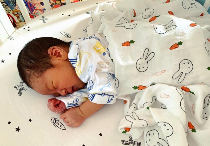 宝宝满月奶不够吃怎么办,宝宝满月了母乳怎么喂养