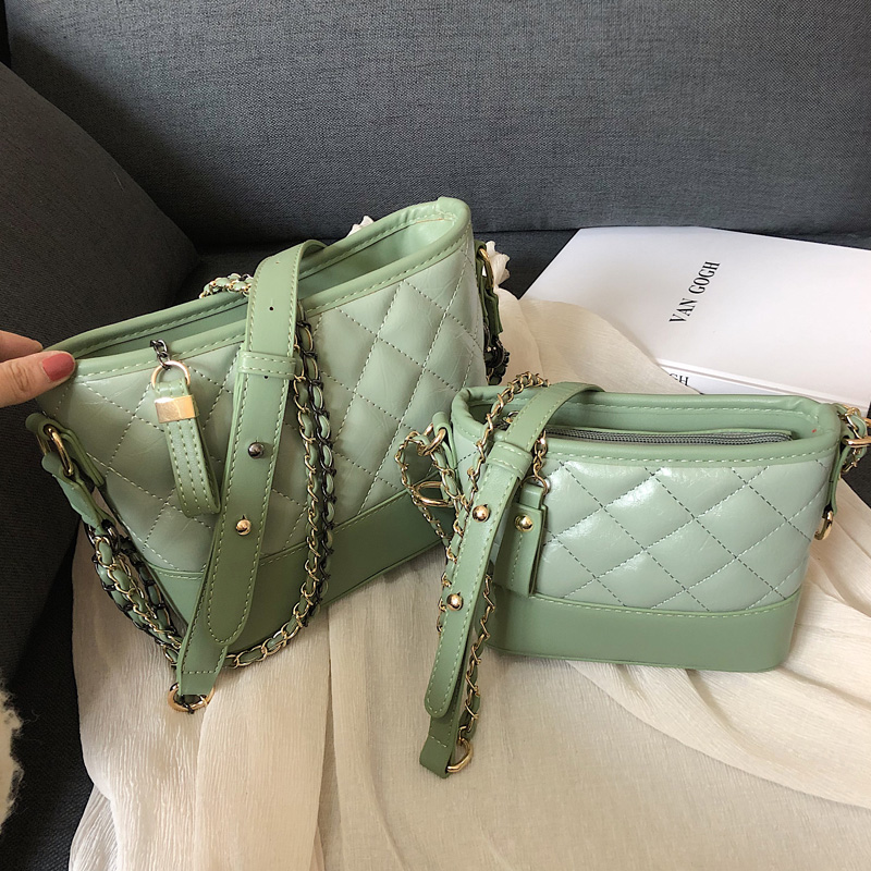 新款时尚洋气复古水桶包,复古斜挎水桶包穿搭