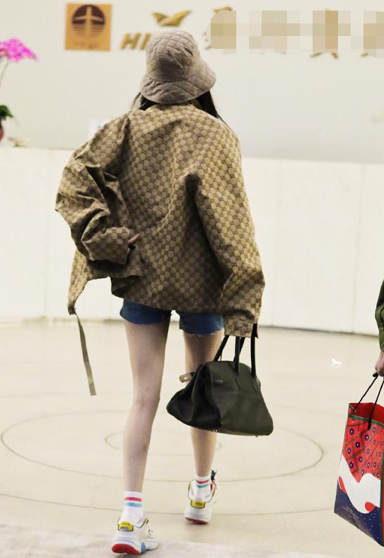 杨幂时尚超标！上裹冬衣露脐戴厚棉帽，下穿热裤大秀神仙漫画腿