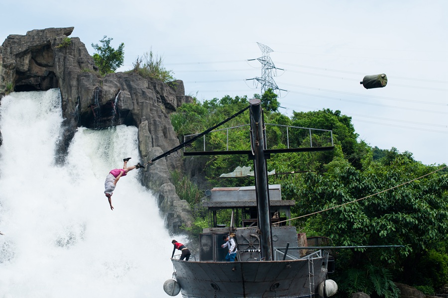 华侨城瀑布酒店房+餐+票，全部只要499！景区VIP通道免排队等你来