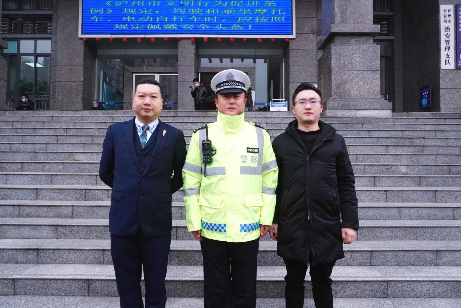 爱心企业送清凉慰问交警暖人心,爱心企业送温暖慰问一线交警