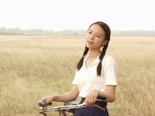 被称“女版陈冠希”，和多名大导演传绯闻，张静初败于太太团？