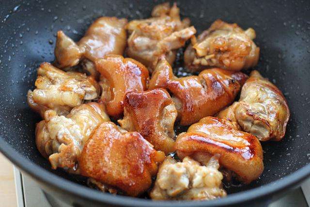 红烧猪蹄怎样上色更深,红烧猪蹄可以放酱油吗