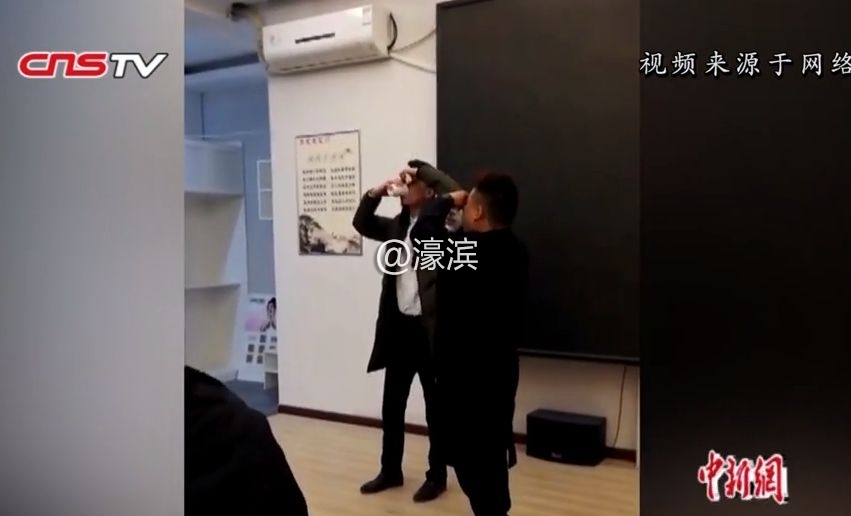 完不成任务喝尿、吃蟑螂、剃光头？这是自愿的？员工：很有仪式感