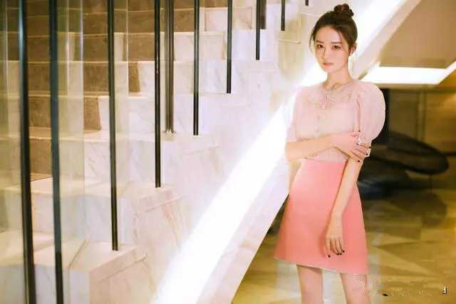 徐璐白色蕾丝上衣,徐璐机场穿搭黑色牛仔裤